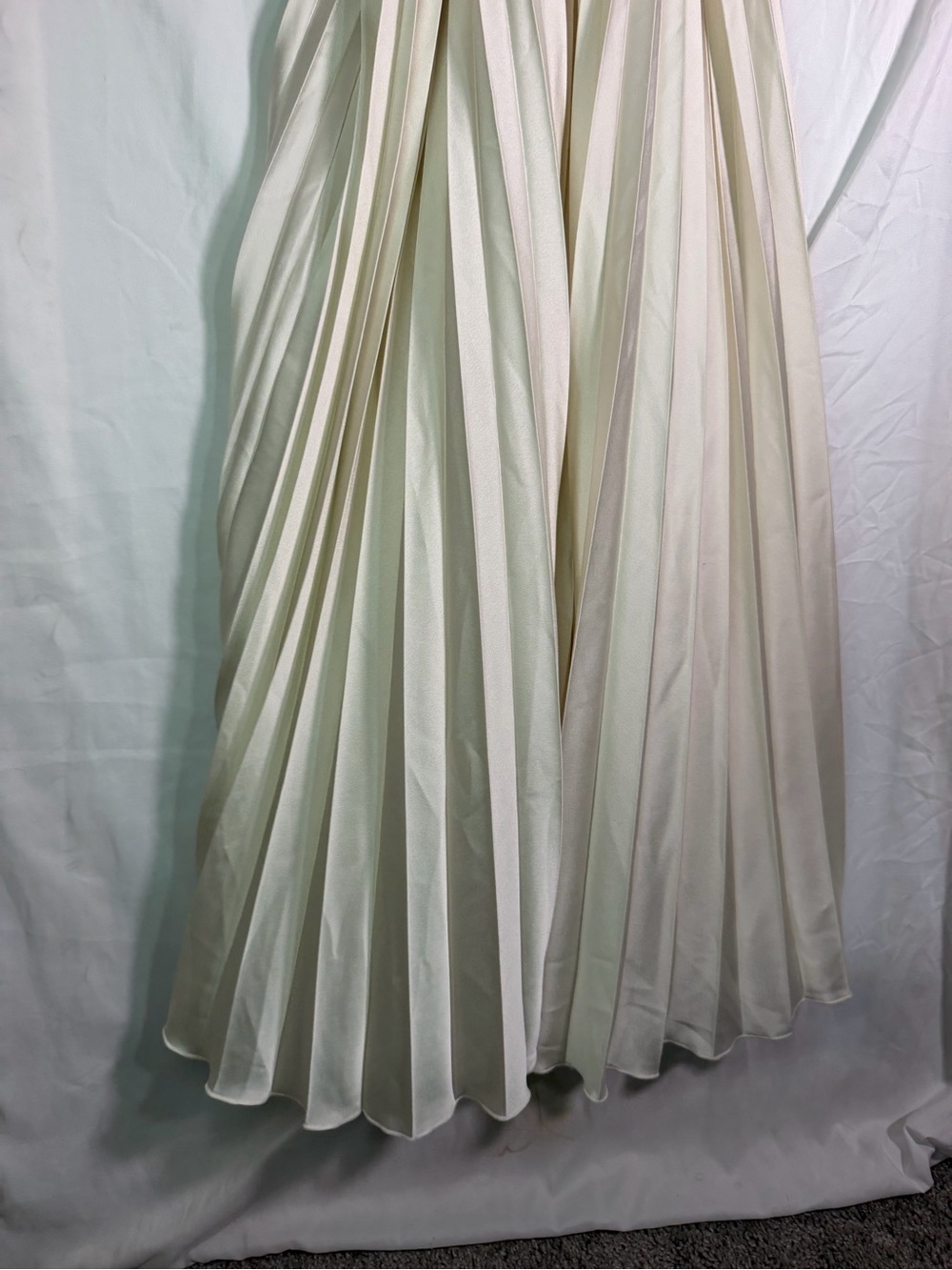 Abercrombie & Fitch Ivory Plunging V-Neck Pleated Maxi Dress - Picture 3 of 9